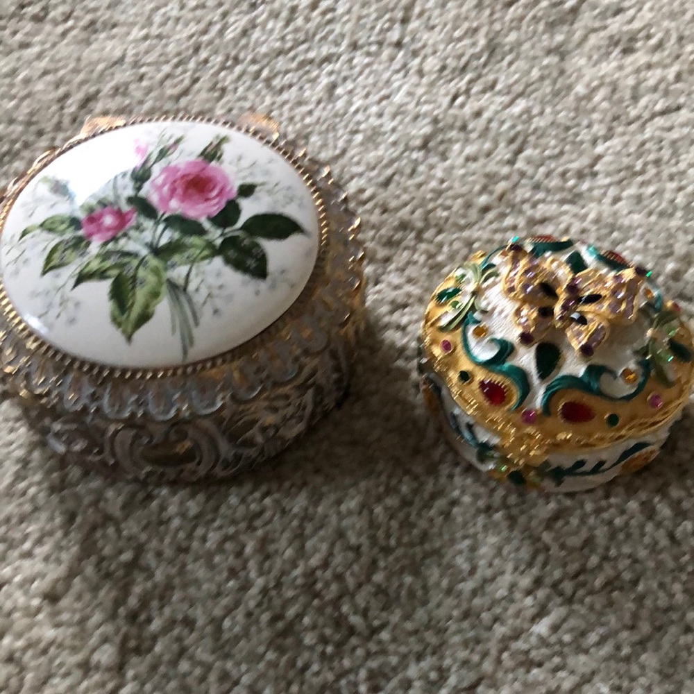 2 jewelry holders
